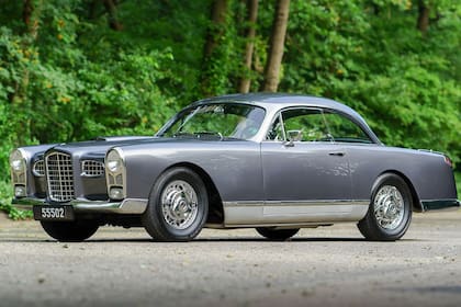Diseño.
Combina elementos del estilo italiano y las coupés inglesas