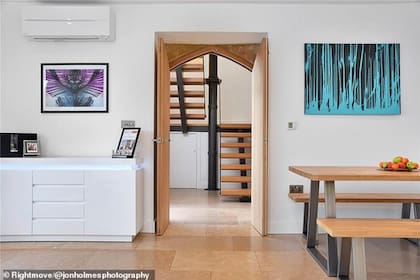 Diseño con las viejas cañerias a la vista con el fin de combinar modernidad con época. Imagen: inmobiliaria Rightmove