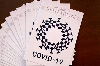Diseño de la portada del número 1 de la revista Shimbun. Los funcionarios de los Juegos Olímpicos de Tokio están indignados de que su emblema de los juegos se haya utilizado en el diseño de la portada de la revista local que combina el logotipo con el nuevo coronavirus.