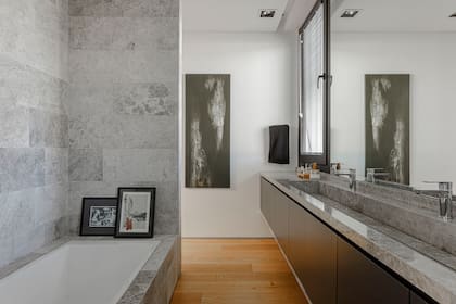 Diseño longitudinal para el baño en suite.