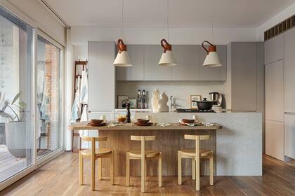 Diseños de Morita/Amoroso, los muebles de cocina hechos con Rauvisio mate Cemento (Carpintería Cipresso) y la isla de Silestone ‘Pearl Jasmine’ (La Cantería) y melamina ‘Gaudí’ de Faplac.