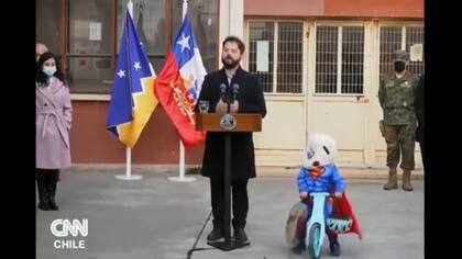 Disfrazado de Superman, un niño rodeó a Gabriel Boric en pleno discurso (Foto: Captura de video)