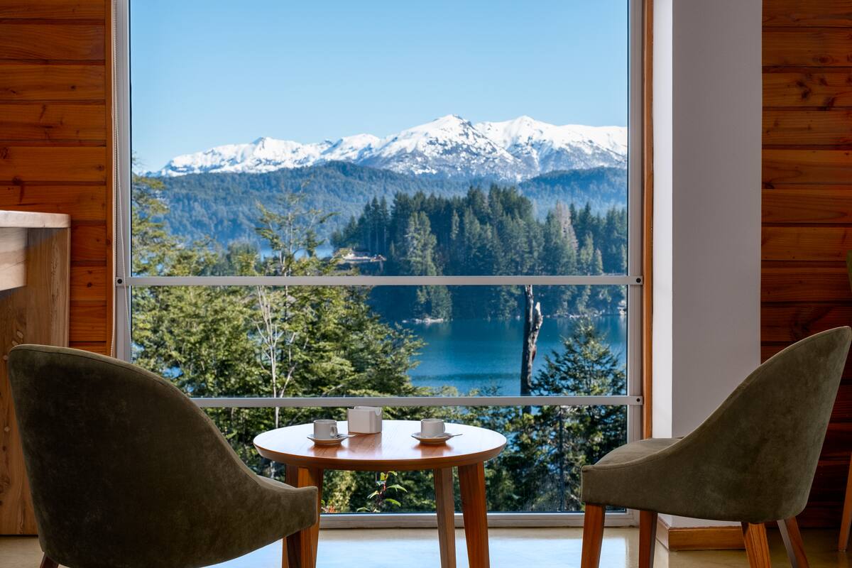 Disfrutá del Paraíso Patagónico con vistas panorámicas al Lago.