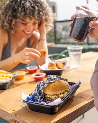 Disfrutá las tremendas hamburguesas de Rockwell en el market de Yapa.