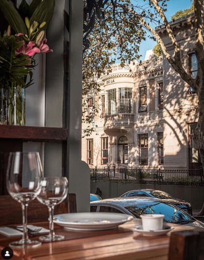 Disfrutá las vistas de San Telmo que ofrece Amalia con una rica ensalada de por medio.