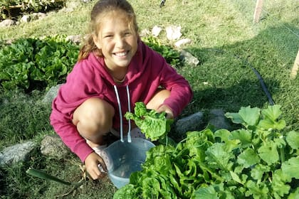 Disfrutando de su huerta en Argentina.