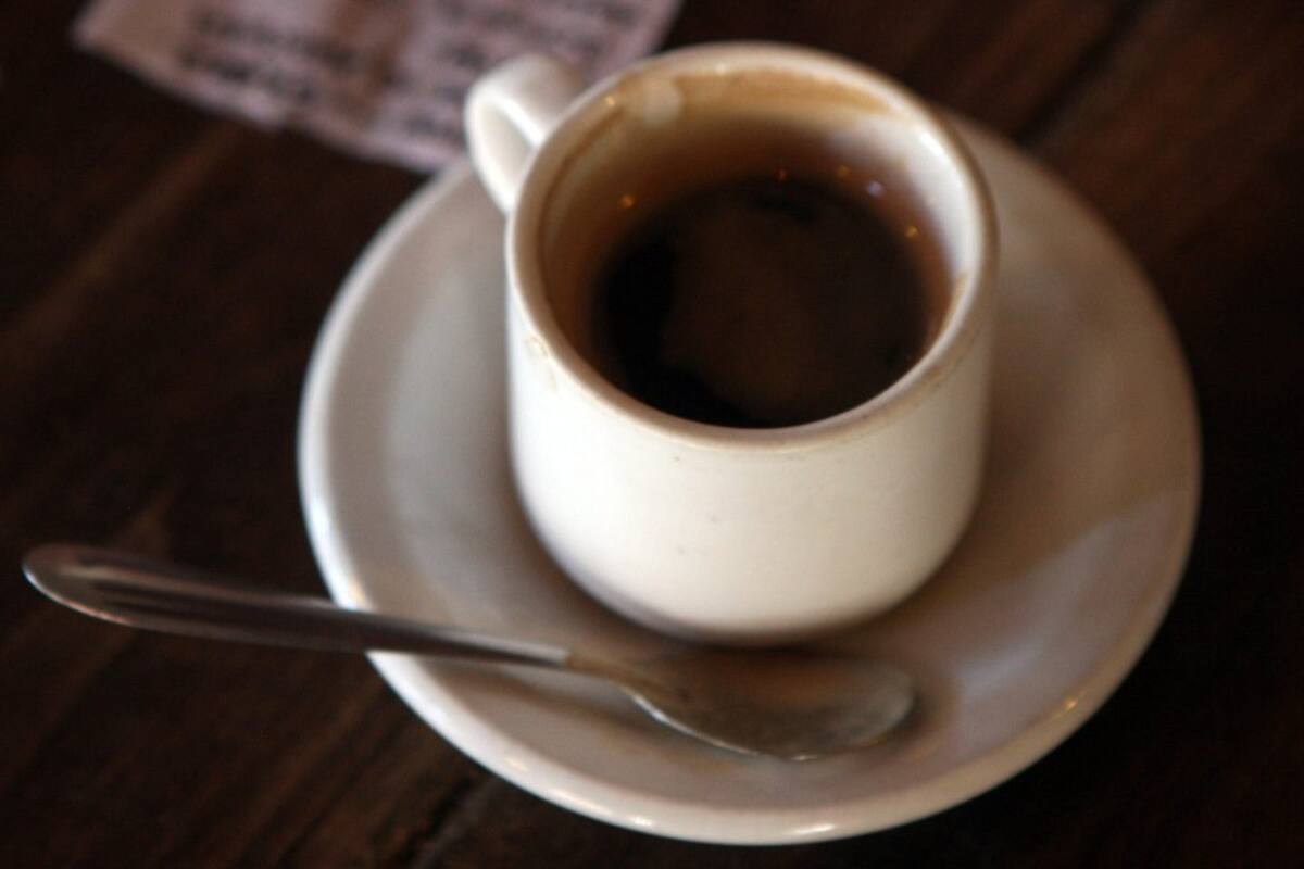 Disfrutar de una taza de café en un bar es un hábito muy generalizado entre los porteños