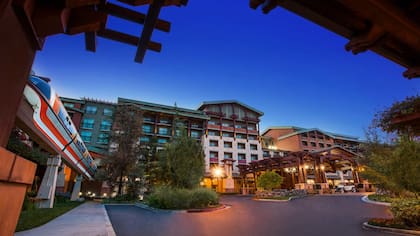 Disney alberga a unos 100 empleados afectados por los incendios en sus resorts de California, brindándoles alojamiento temporal en lugares como el Disneyland Hotel, Disney’s Grand Californian Resort & Spa y el Pixar Place Hotel
