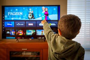 Disney+ tiene un plan de suscripción que bonifica dos meses y algunas funciones útiles para toda la familia