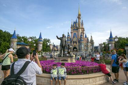 Disneyland y sus cinco parques hermanos en el mundo pasaron a dominar el negocio de Disney