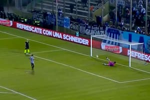 Disparó David Valdez, el capitán de Chaco For Ever, y la pelota da en el piso luego de pegar en el travesaño; Talleres pasó con lo justo a los octavos de final por la Copa Argentina.