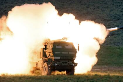Disparo de misiles Himars, como los suministrados por Estados Unidos a Ucrania