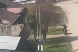 Un chico filmó el momento exacto en que un policía abatió a un delincuente en fuga