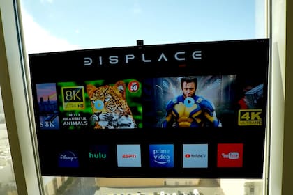 Displace TV es un televisor que no requiere ningún tipo de cable, y se puede adherir a una ventana o una pared con un sistema de sopapas; usa baterías y conexiones inalámbricas