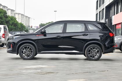 Dispone de siete asientos distribuidos en tres filas, con una configuración 2+3+2