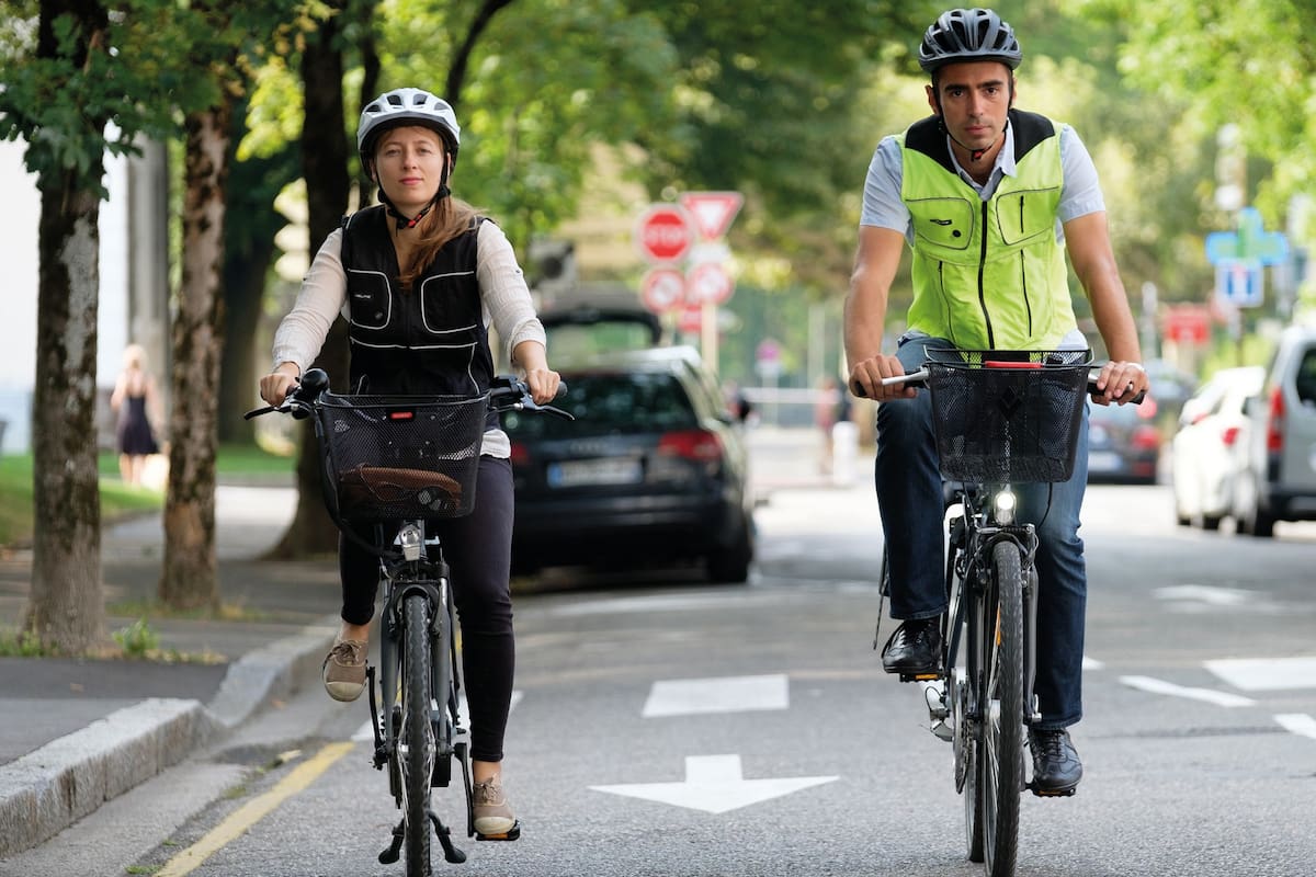 Disponible en negro y amarillo, el chaleco de Helite se infla de forma automática cuando los sensores detectan una caída del ciclista