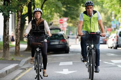 Disponible en negro y amarillo, el chaleco de Helite se infla de forma automática cuando los sensores detectan una caída del ciclista