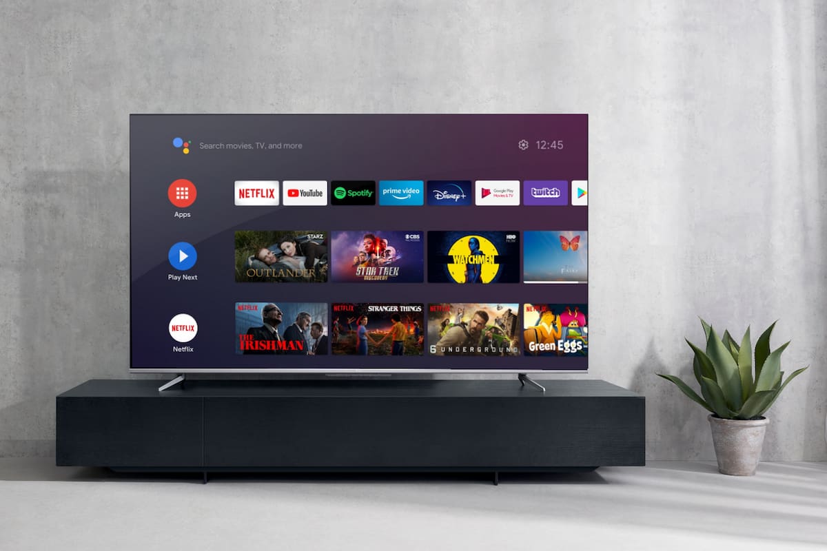Disponible en tres tamaños, el televisor TCL P715 posee Android TV con las funciones integradas de Chromecast y Google Assistant