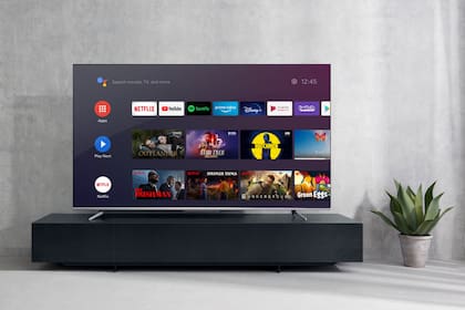 Disponible en tres tamaños, el televisor TCL P715 posee Android TV con las funciones integradas de Chromecast y Google Assistant