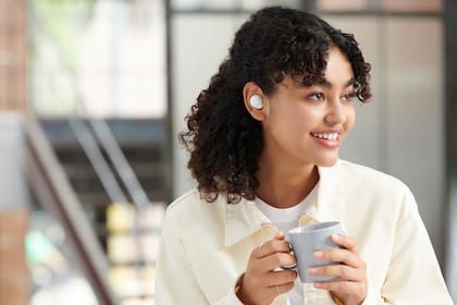 Disponibles en negro, blanco, y verde, los earbuds True Wireless WF-C500 están a la venta a 9.999 pesos