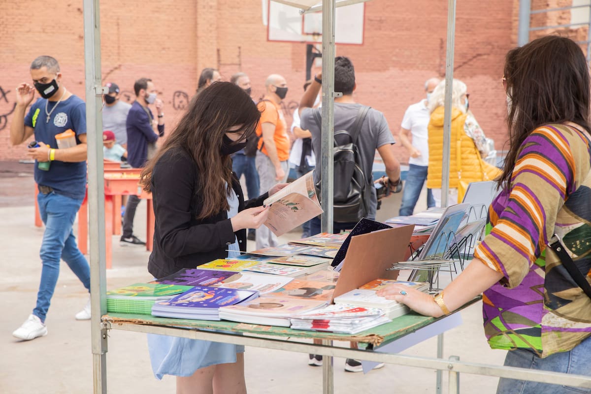 Distancia, barbijos y libros en la primera feria presencial que se hace en la pandemia