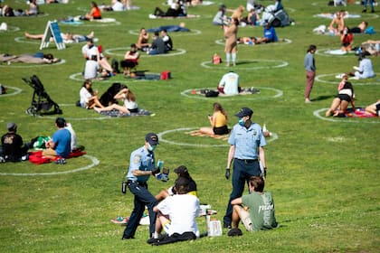 En Dolores Park, de San Francisco, Estados Unidos, se utilizó la misma técnica de los círculos pintados en el pasto para favorecer el distanciamiento social