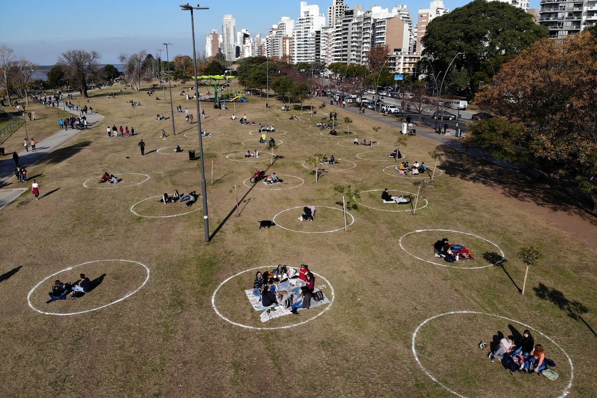 distancia social en parque públicos de rosario.