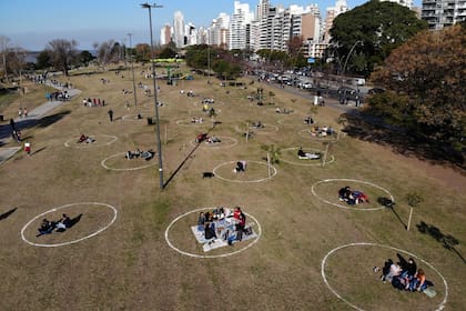 distancia social en parque públicos de rosario.