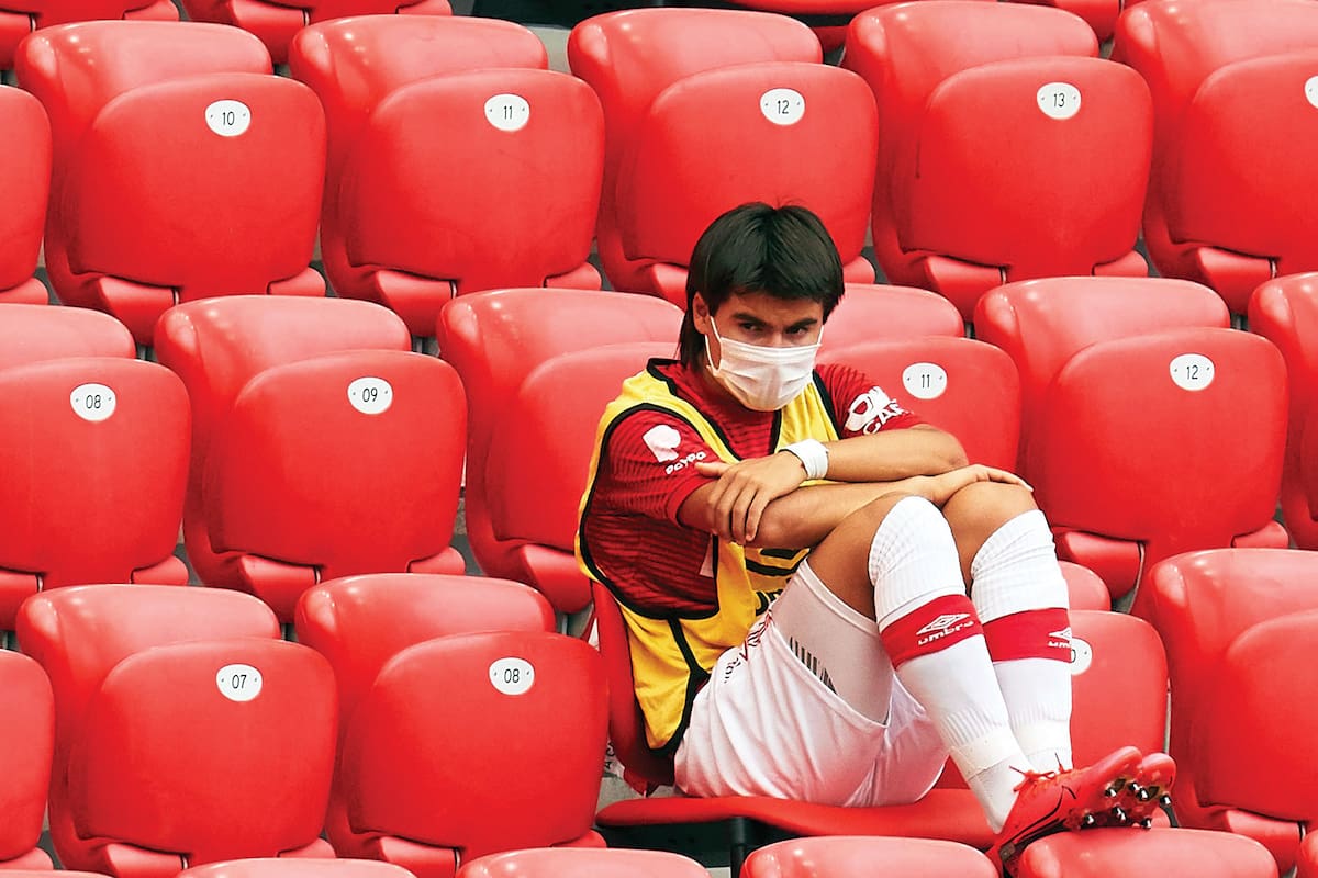 Distancia social: Luka en la soledad del estadio San Mamés, en Bilbao, viendo el choque entre el Athletic y el Mallorca, a fines de junio.