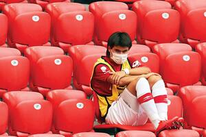 Distancia social: Luka en la soledad del estadio San Mamés, en Bilbao, viendo el choque entre el Athletic y el Mallorca, a fines de junio.