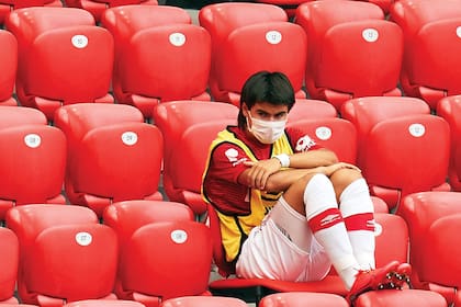 Distancia social: Luka en la soledad del estadio San Mamés, en Bilbao, viendo el choque entre el Athletic y el Mallorca, a fines de junio.