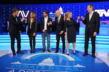 Distendidos, los seis candidatos a diputados por la provincia de Buenos Aires se animaron a opinar sobre la escandalosa crisis de Wanda Nara y Mauro Icardi, que tiene a la China Suárez como la tercera en discordia