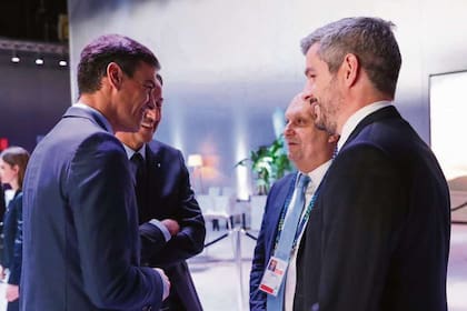 Distendidos, Peña, Lombardi y Pompeo conversan con el presidente español, Pedro Sánchez, en el tramo final