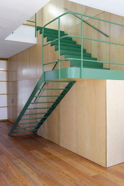 Distinta a lo que se acostumbra ver, la escalera es una gran pieza de hierro de diseño minimalista.