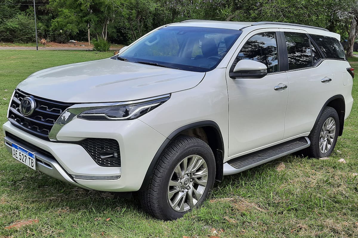 Distinta. La estética del Toyota SW4 se diferencia notablemente de la pickup Hilux