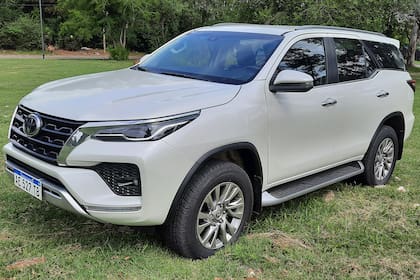 Distinta. La estética del Toyota SW4 se diferencia notablemente de la pickup Hilux