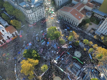 Distintas columnas llegaron a la plaza esta tarde, donde se realizó el acto central desde las 17