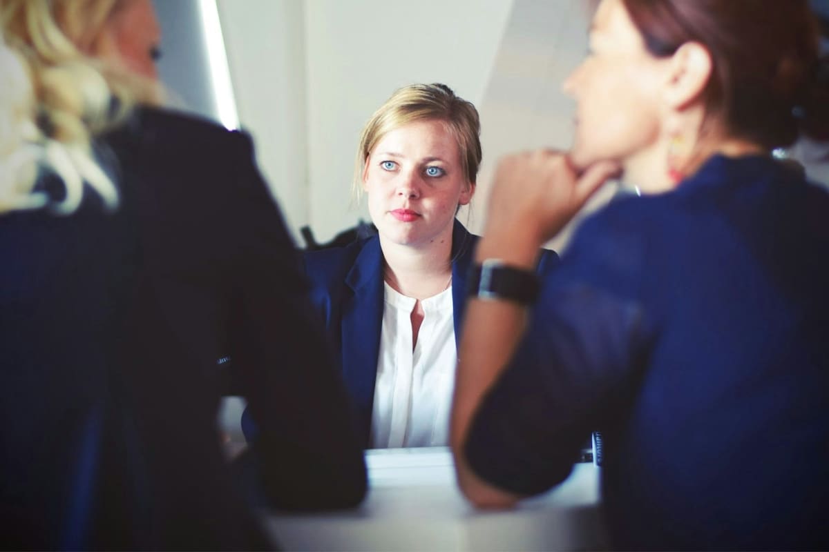 Distintas empresas de Texas anunciaron el despido de decenas de trabajadores debido a recortes generalizados