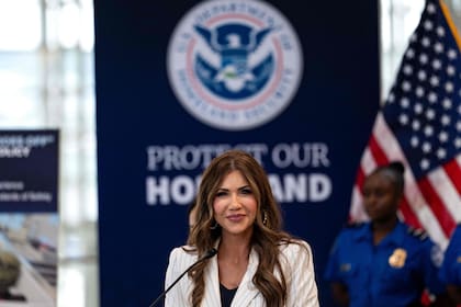 Distintas organizaciones civiles presentarán una demanda colectiva contra el DHS de Kristi Noem Kent Nishimura/Getty Images/AFP (Photo by Kent Nishimura / GETTY IMAGES NORTH AMERICA / Getty Images via AFP)