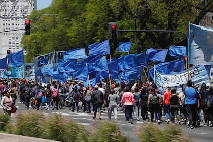 Distintas organizaciones sociales marchan por el centro porteño