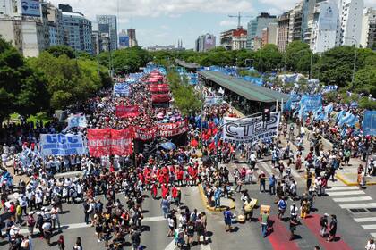 Distintas organizaciones sociales marchan por la 9 de Julio