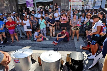 Distintas organizaciones sociales marcharon a un supermercado en Quilmes, sobre Yrigoyen al 380 para pedir alimentos; entregaron un petitorio