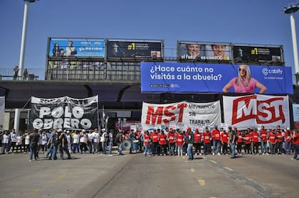 Distintas organizaciones sociales marchas en la zona de Puente Saavedra