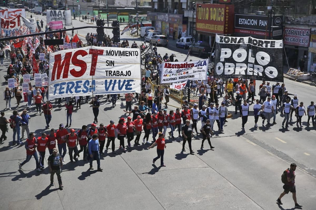 Distintas organizaciones sociales marchas en la zona de Puente Saavedra