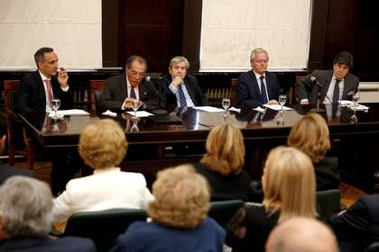 Distintas personalidades evocaron al excanciller