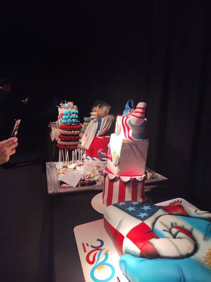 Distintas tortas se sumaron al festejo. Hoteles como el Sheraton Buenos Aires, el Palacio Duhau Park Hyatt Buenos Aires y Sofitel Buenos Aires se lucieron con sus dulces temáticos
