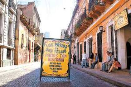 Distintos estilos arquitectónicos conviven en el pasaje San Lorenzo, activado gracias a una feria de artesanos y al boom comercial de Defensa