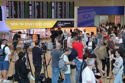Distintos medios de prensa trabajan en el aeropuerto de Ben Gurión, cerca de Tel Aviv