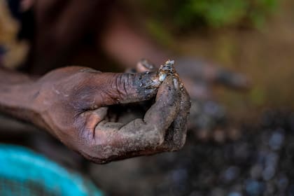 Distintos minerales como el litio pueden ayudar en la construcción de baterías para celulares (imagen ilustrativa)
