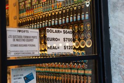 Distintos monedas para abonar en un local en el microcentro